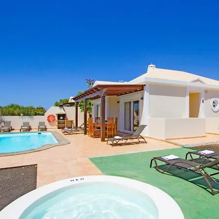 In Playa Blanca Sleeps 8 Includes Swimming Pool Air Con And Wifi 6 Villa